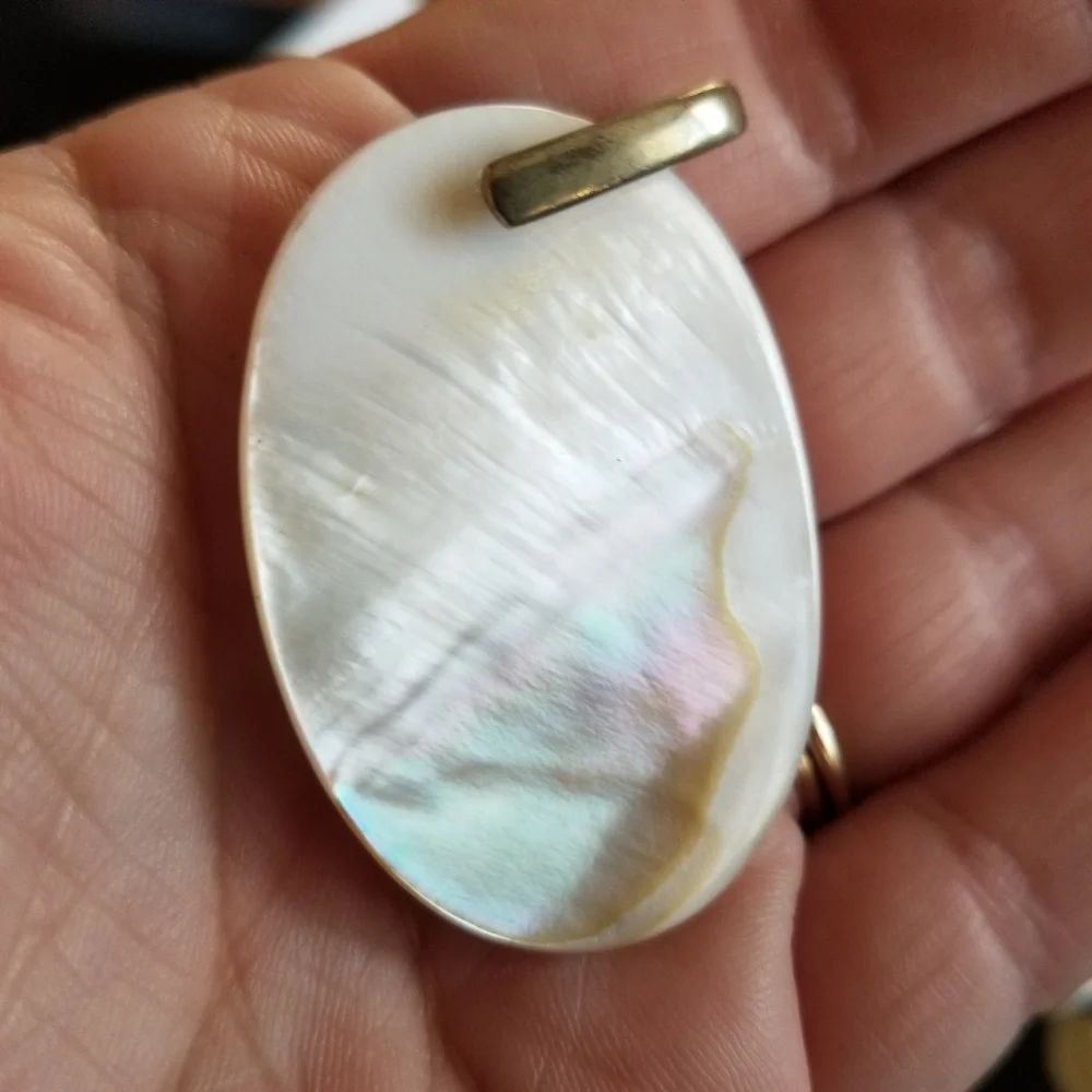 Vintage seashell pendant mother of pearl off white gold tone beach sea shell
